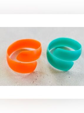 Set of 2 Vintage Lucite Twist Wrap Swirl Bangles Bracelets Retro Orange Green